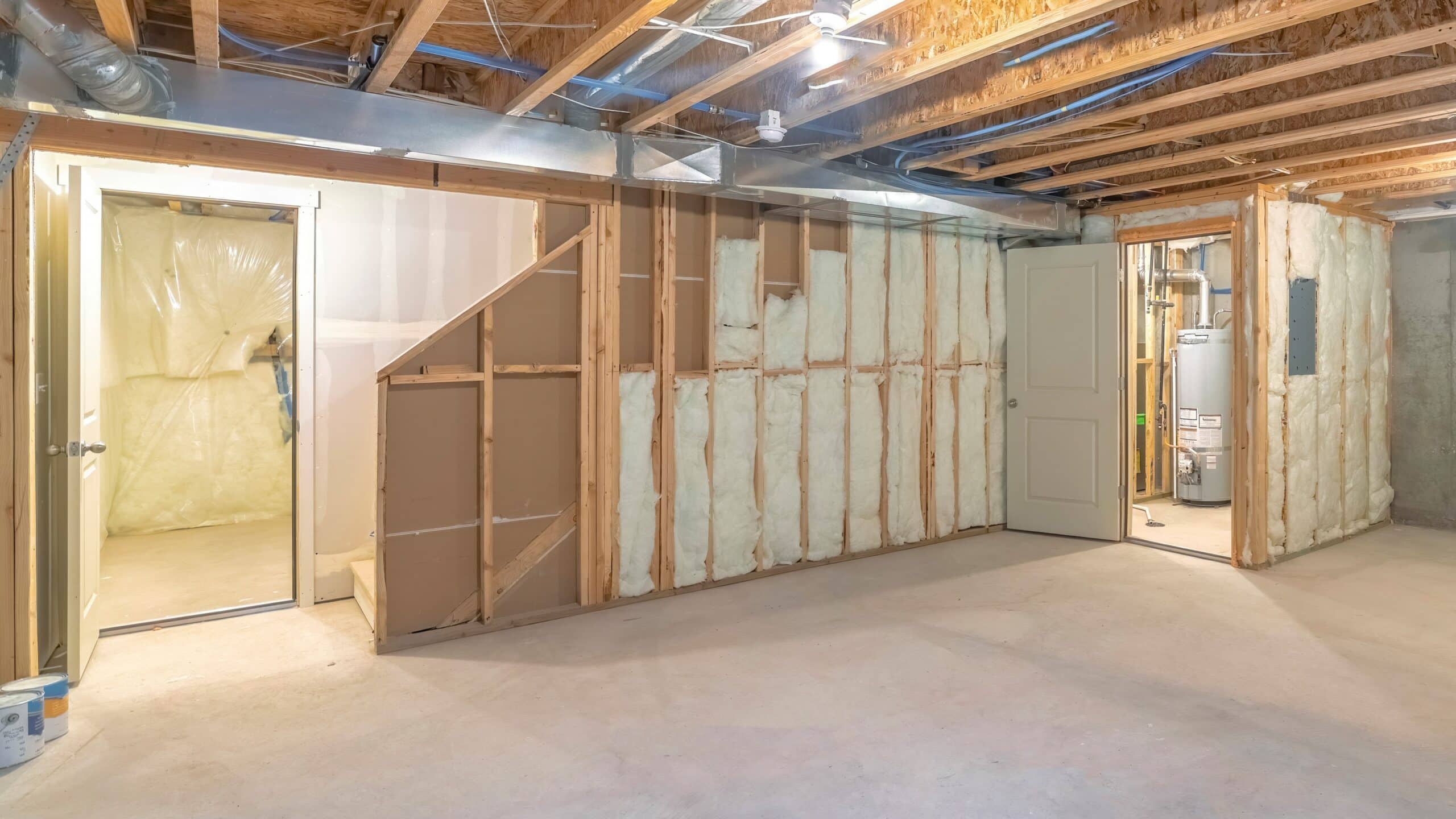 Panorama,Empty,Unfinished,Large,Basement,With,Concrete,Flooring,And,Wooden